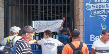 Protesta de trabajadores de mantenimiento paraliza actividades en estadio de béisbol Edgar Rentería de Barranquilla