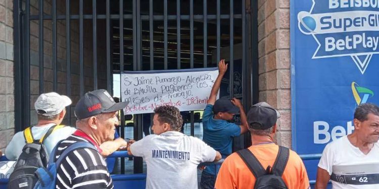 Protesta de trabajadores de mantenimiento paraliza actividades en estadio de béisbol Edgar Rentería de Barranquilla