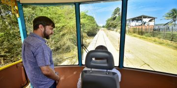 Alcalde se encarga de supervisar la prueba exitosa de primer vagón del tren turístico que rodará por Las Flores en 2024