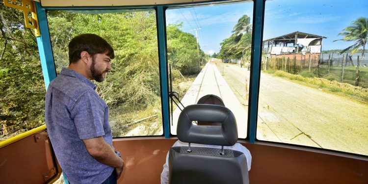 Alcalde se encarga de supervisar la prueba exitosa de primer vagón del tren turístico que rodará por Las Flores en 2024