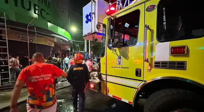 Incendio afecta zona comercial en ‘el hueco’ de Medellín: 20 locales damnificados