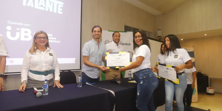 242 migrantes van Pa’ Lante con sus nuevos títulos de técnicos de la IUB