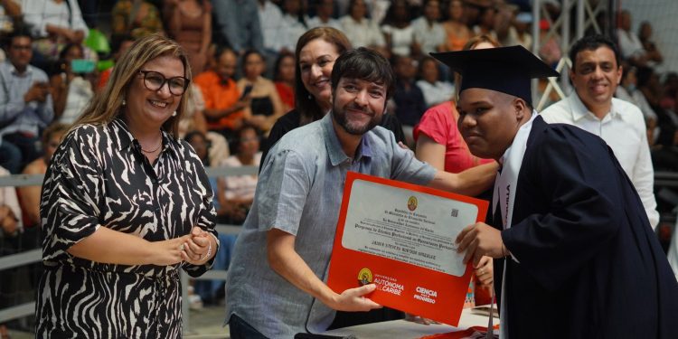 Campeones de la vida: Hoy 2.362 estudiantes ganaron su estrella al graduarse de ‘Universidad al Barrio’