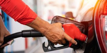 Si la gasolina sube $600, el precio del galón superaría los $15.000 en diciembre