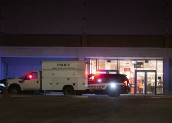 Un muerto y tres heridos en tiroteo en un centro comercial de EE.UU.