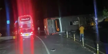 Dos muertos y 10 heridos dejó accidente en vía a La Línea