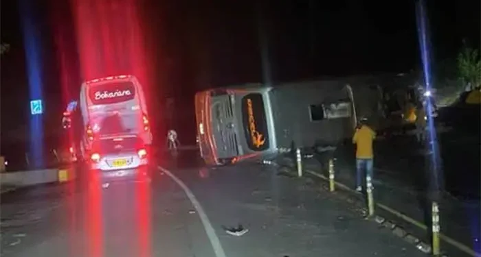 Dos muertos y 10 heridos dejó accidente en vía a La Línea