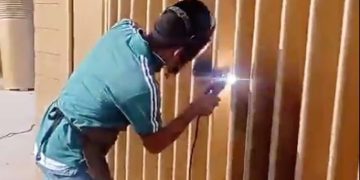 Trabajador descontento vandaliza monumento: el soldador del acordeón más grande de Colombia en La Guajira