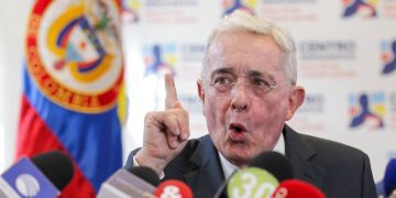 “Destruyen la salud para crear colectivos burocráticos”: Álvaro Uribe