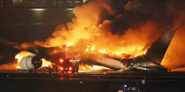 A cinco se elevan los muertos tras choque de dos aviones en aeropuerto de Tokio