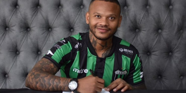 Andrés Escobar retoma su carrera en el fútbol profesional tras superar condenado por abuso