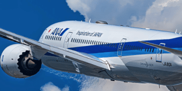 Avión Boeing 737-800 de una aerolínea japonesa se devuelve al aeropuerto tras detectar una grieta en una ventanilla