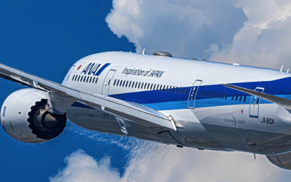 Avión Boeing 737-800 de una aerolínea japonesa se devuelve al aeropuerto tras detectar una grieta en una ventanilla