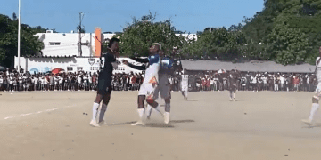 ‘Chino’ Sandoval salió expulsado tras protagonizar pelea en final en la cancha de Simón Bolívar