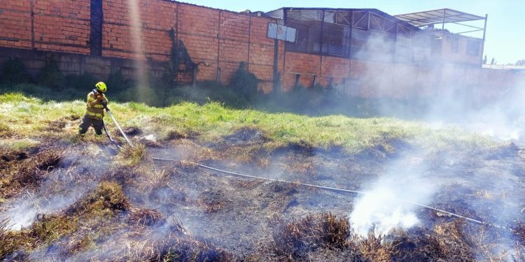 Más de 800 personas trabajan en la extinción de las llamas en cerros de Bogotá