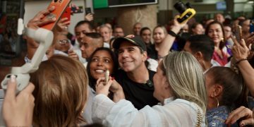 Entre aplausos y abrazos llegó este martes Alex Char a la Alcaldía de Barranquilla