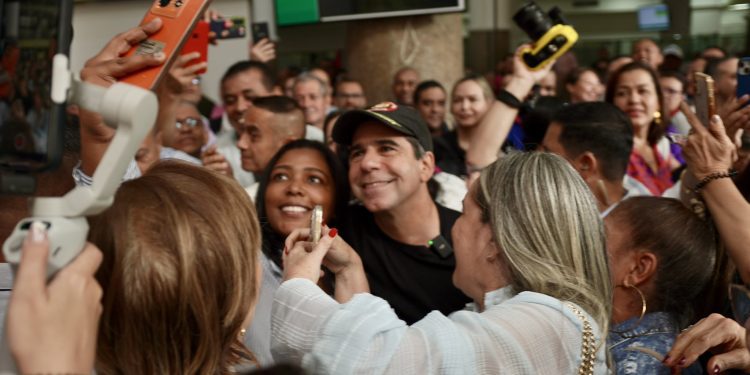 Entre aplausos y abrazos llegó este martes Alex Char a la Alcaldía de Barranquilla