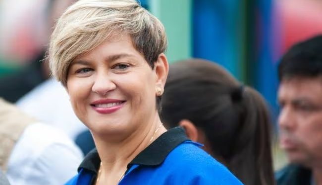 El platal que vale el séquito de Verónica Alcocer: hay maquillador, fotógrafo y hasta dama de compañía