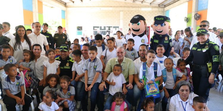 El gobernador Verano y el futbolista Carlos Bacca dieron la bienvenida a la jornada escolar