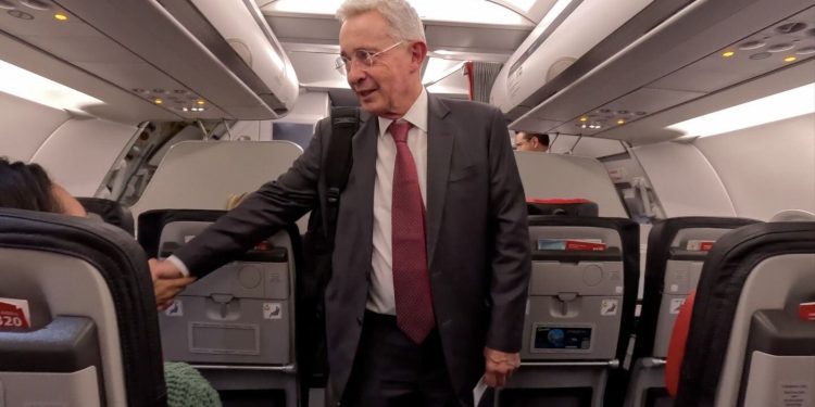 Avianca podría suspender a piloto que felicitó a Uribe dentro de un avión