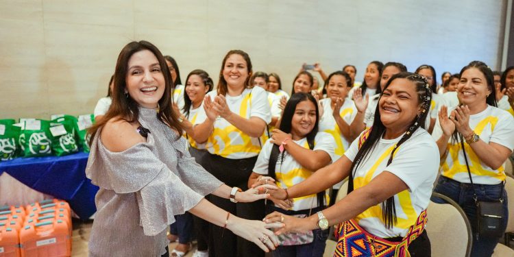Con formación a 150 mujeres, primera dama del Distrito, Katia Nule, da inicio a ‘De la Mano con la Primera’