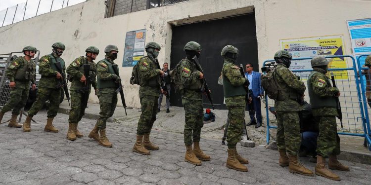 Violencia en Ecuador: 139 funcionarios están retenidos en 5 cárceles 