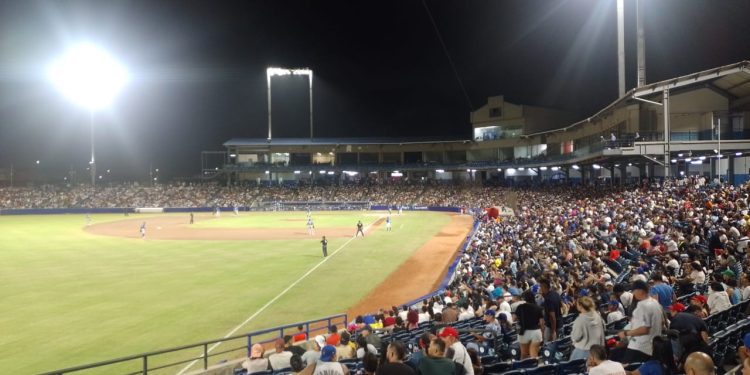 Caimanes pegó primero en la final del béisbol colombiano ante Vaqueros