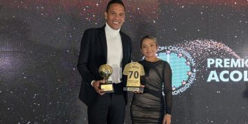 Acolfutpro entregó a Carlos Bacca el premio a Mejor Jugador del fútbol colombiano