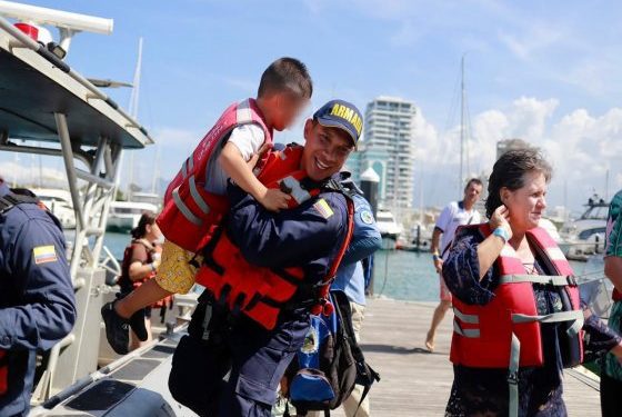 Armada de Colombia rescató a 22 turistas en aguas del mar Caribe