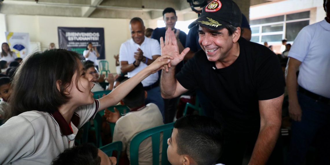 Colegios públicos serán 100% bilingües bajo el programa “Global Kids”: Alcalde Char 