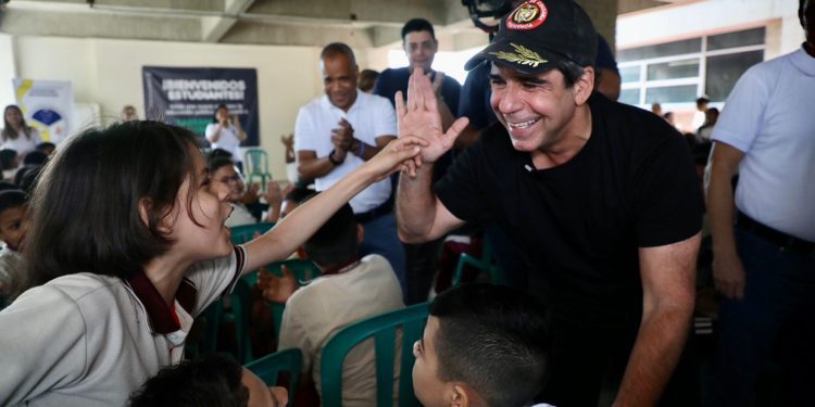 Colegios públicos serán 100% bilingües bajo el programa “Global Kids”: Alcalde Char