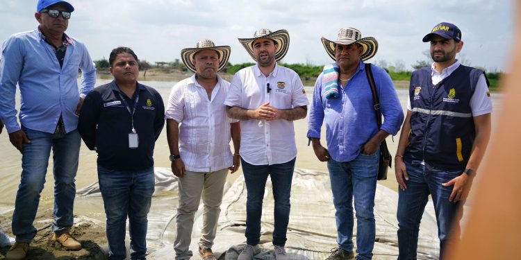 Gobernador de Bolívar supervisa cierre de ‘Caregato’ para mitigar inundaciones en la Mojana