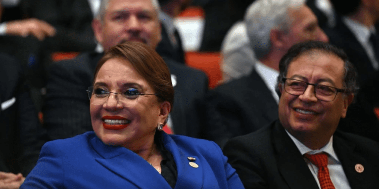 Presidente Gustavo Petro cancela su viaje a Davos y se queda un día más en Guatemala