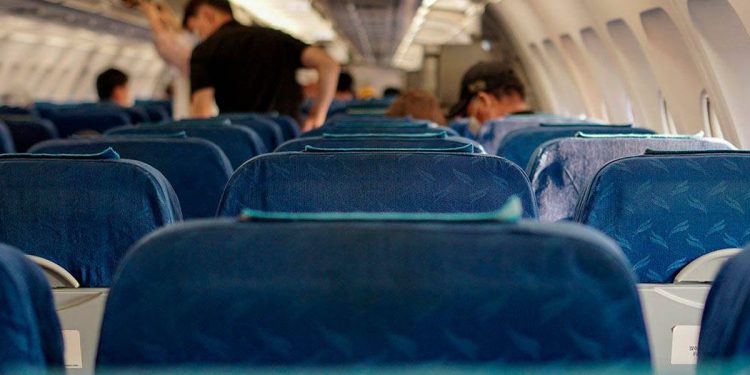 Cardiólogos que viajaban para una conferencia, salvaron la vida de una mujer que sufrió un infarto en pleno vuelo