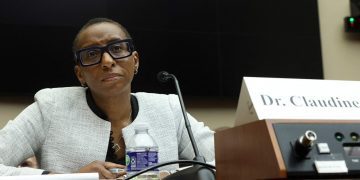 Rectora de la Universidad de Harvard renunció por plagio y escándalo de antisimetismo