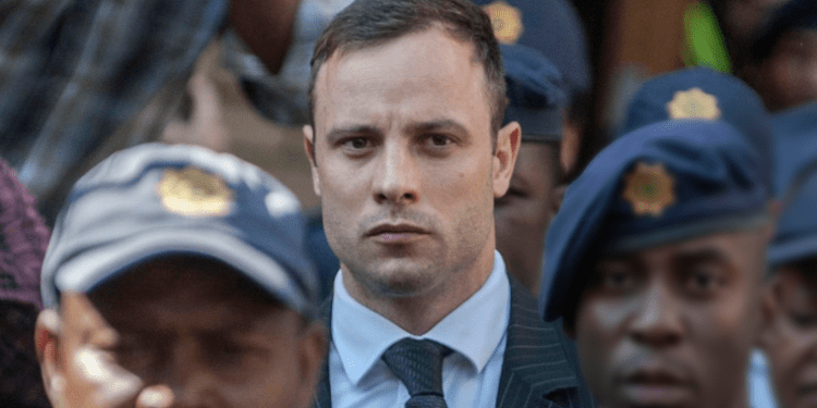 Pistorius sale de la cárcel tras casi once años después de asesinar a su novia