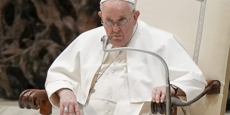 Salud del papa Francisco sigue preocupando; ahora tuvo que ir a hospital de Roma