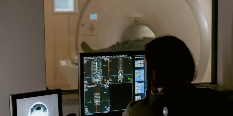 Abogado murió en resonancia magnética por haber ingresado un arma de fuego