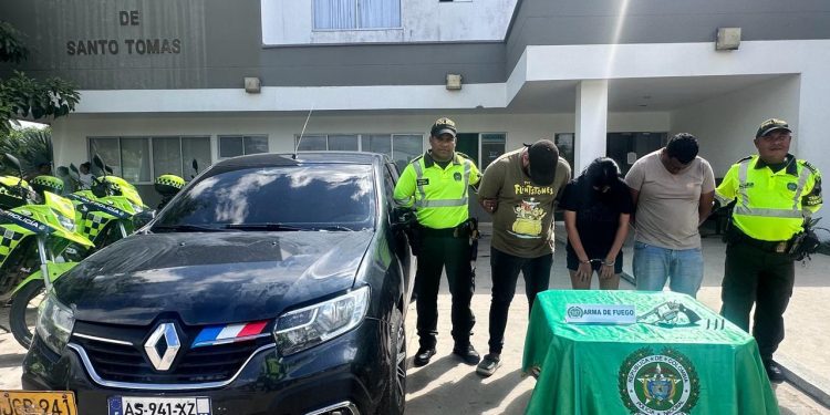 Tres capturados en flagrancia por portar arma de fuego ilegal en vehículo particular en Sabanagrande