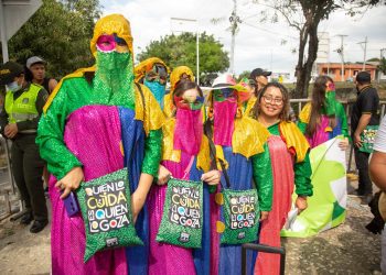 ‘Quien lo cuida es quien lo goza’: embajadores ambientales de la C.R.A hacen presencia en el Carnaval del Atlántico