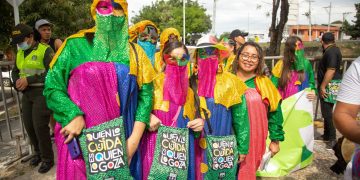 ‘Quien lo cuida es quien lo goza’: embajadores ambientales de la C.R.A hacen presencia en el Carnaval del Atlántico