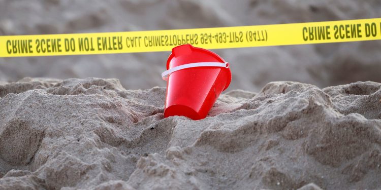 Niña de 5 años murió tras caer en enorme hueco de una playa turística