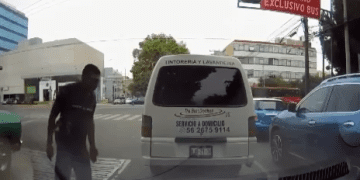 Limpiavidrios finge que carros lo atropellan para pedir plata