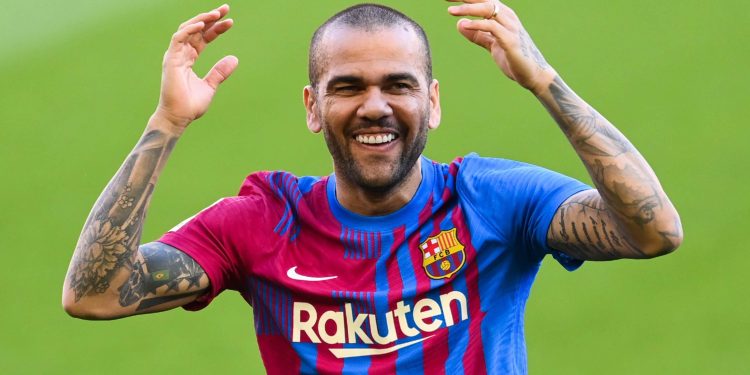 Barcelona sacó a Dani Alves de la lista de jugadores históricos