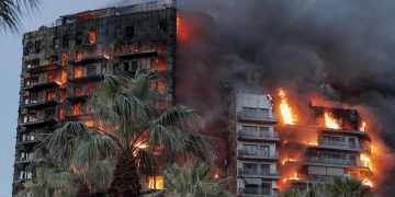 Al menos 13 heridos deja incendio de edificio en Valencia, España