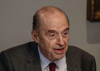 Álvaro Leyva enfrenta posible moción de censura a pesar de adjudicación de contrato de pasaportes