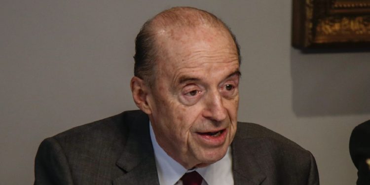 Álvaro Leyva enfrenta posible moción de censura a pesar de adjudicación de contrato de pasaportes