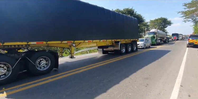 Bloqueada la troncal del Caribe en La Guajira por parte de transportadores de turistas que exigen seguridad en vías