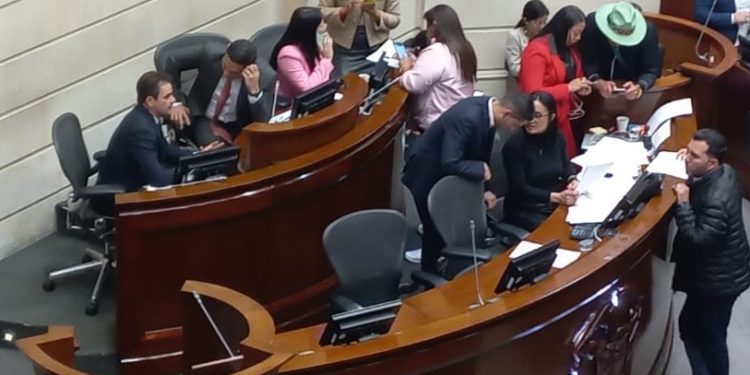 Conservador premiado por el Gobierno ya está contribuyendo en el Congreso