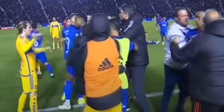 Duelo de ex jugadores de Junior en México: Willer Ditta fue agredido por Dante Siboldi en un partido entre Cruz Azul y Tigres